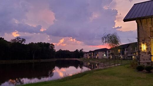 North Houston Luxury Apartments: Quiet Waterfront Living, Urban Amenities, and Attached Garages